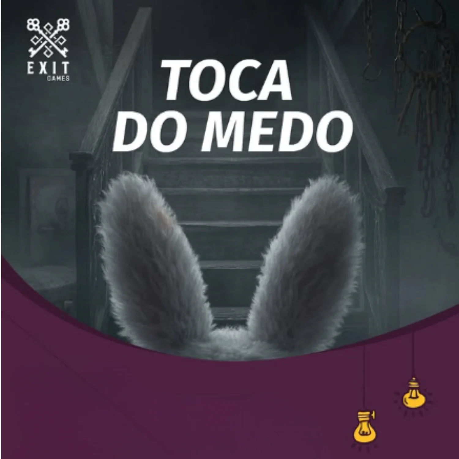 eça promocional com clima de suspense mostra uma escada antiga e escura ao fundo, com teias de aranha, correntes e iluminação baixa, enquanto duas orelhas de coelho aparecem na parte inferior da imagem, sugerindo alguém escondido ou prestes a fugir. No topo, o texto diz "Toca do Medo"